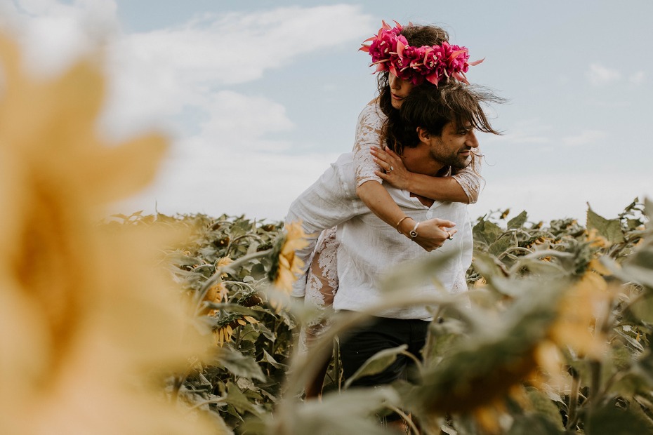 cute wedding photo idea in a field of sunflowers