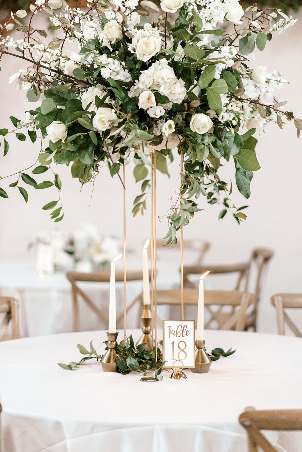 white and gold table decor