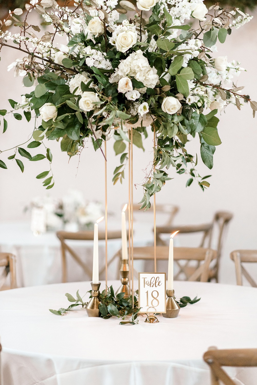 Elegant wedding table centerpiece with flowers and candles