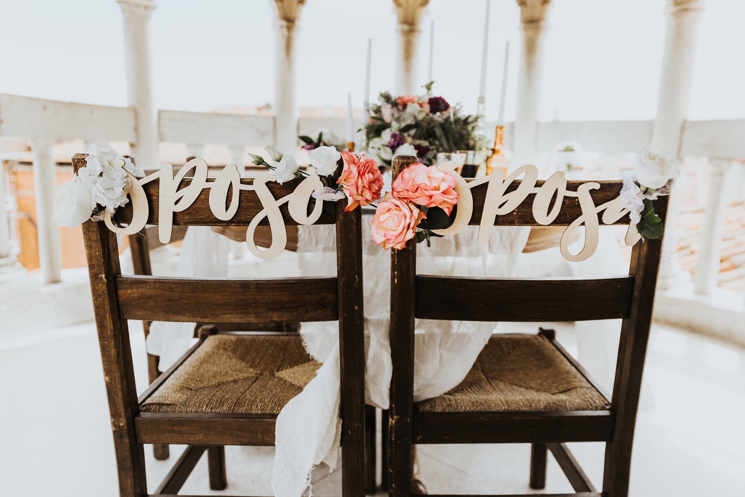 Sposo e Sposa signs on wedding chairs with flowers