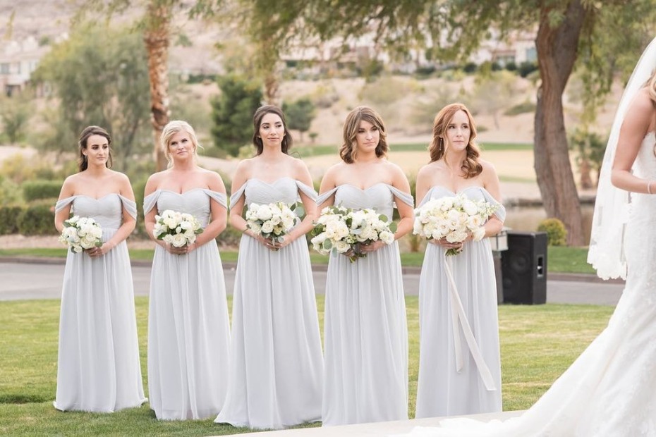 Don't forget these Bridesmaid Must Haves! #bridesmaids #weddingday