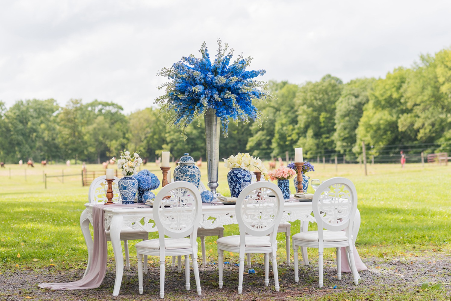 white and blue wedding table decor