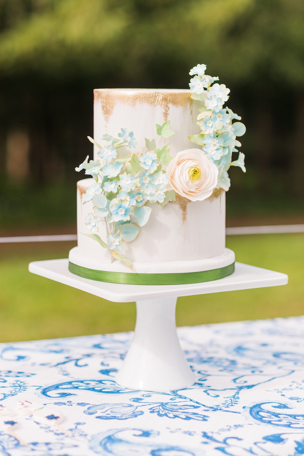 gold and soft blue wedding cake