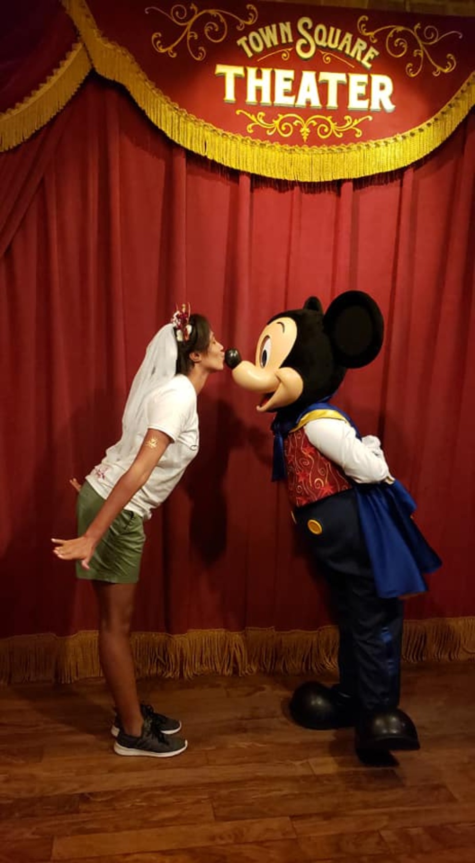 disney-bachelorette-kisses-with-mickey