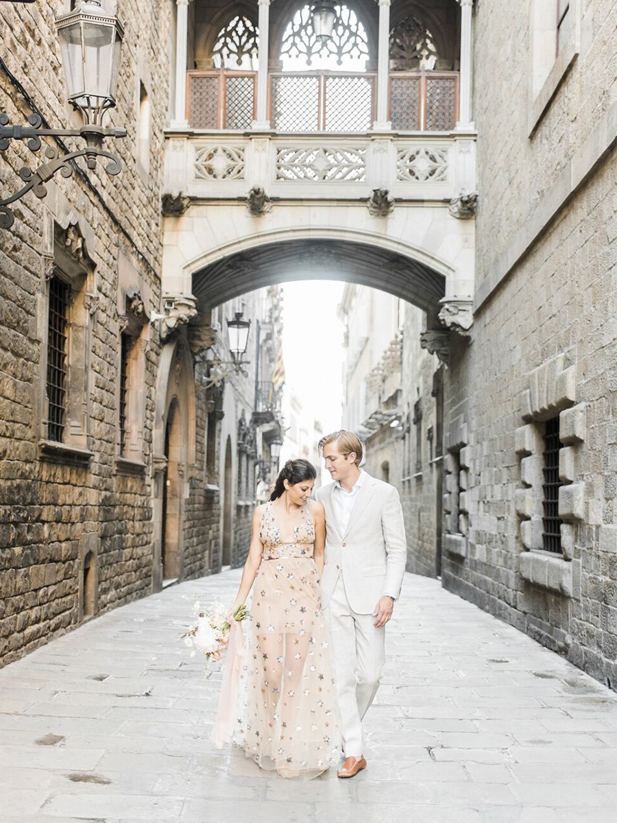 Engagement Photo Ideas In The Streets Of Barcelona