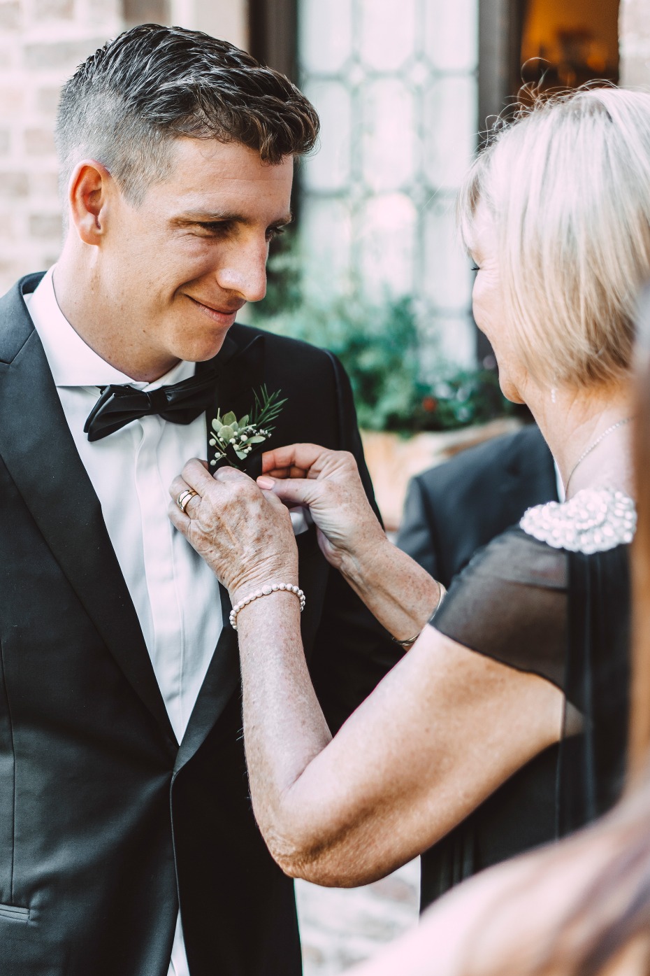 mom putting on boutonniÃ¨re