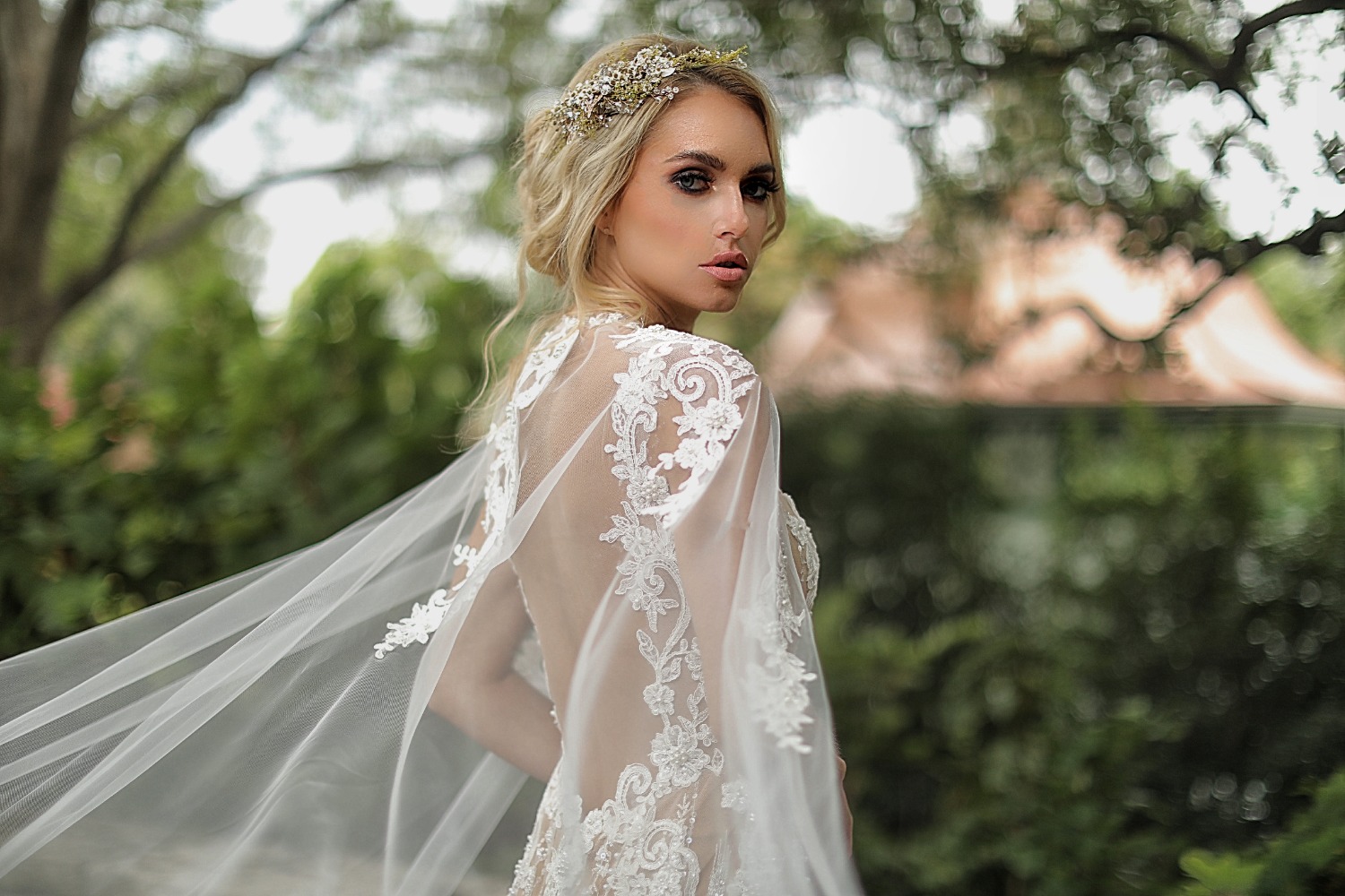 feminine-cape-back-details