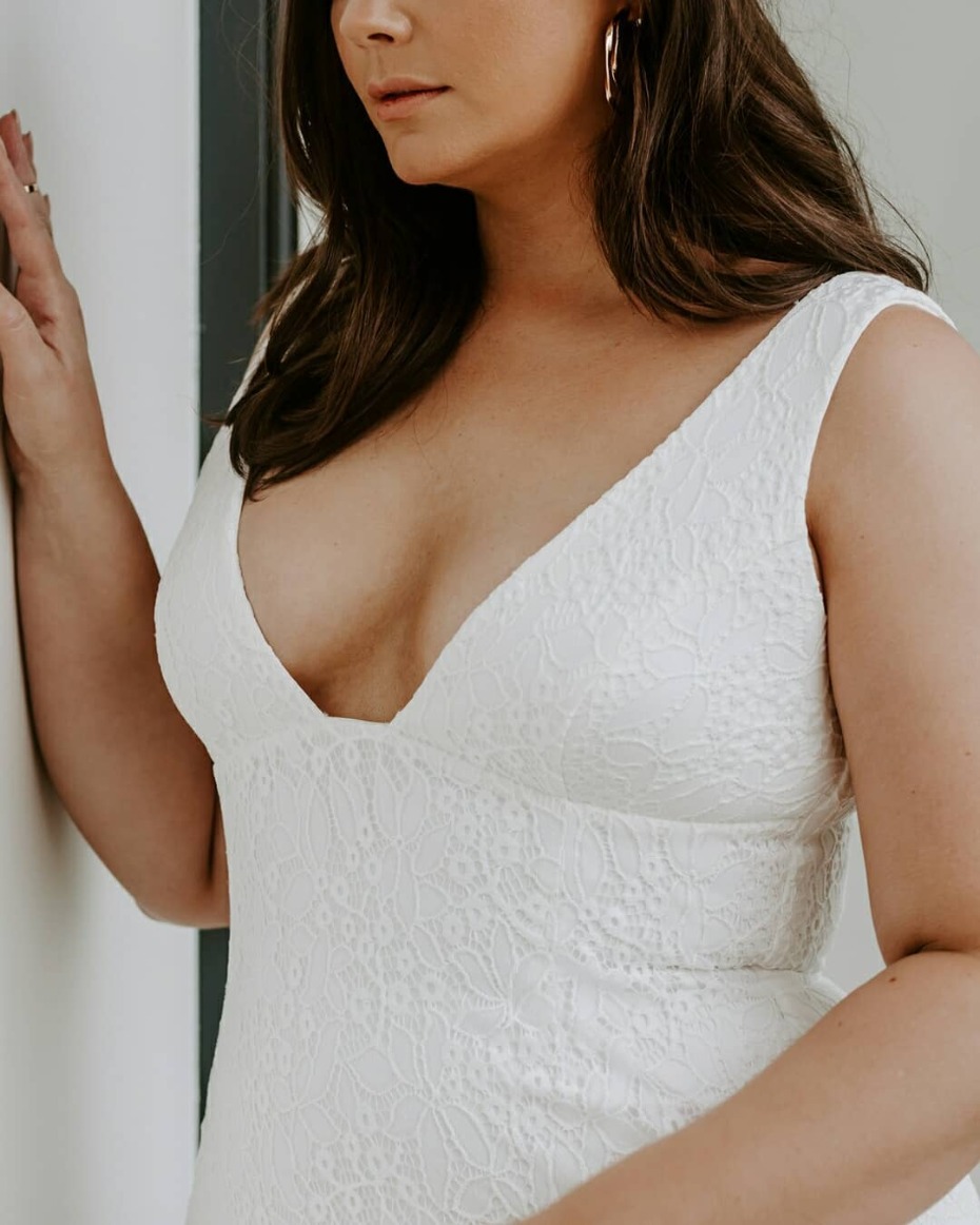 karen-willis-holmes-curvy_low-neck-2