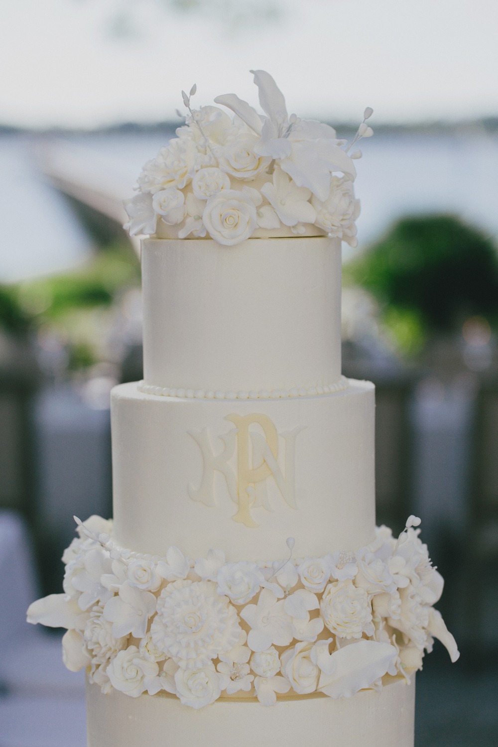 elegant monogramed wedding cake