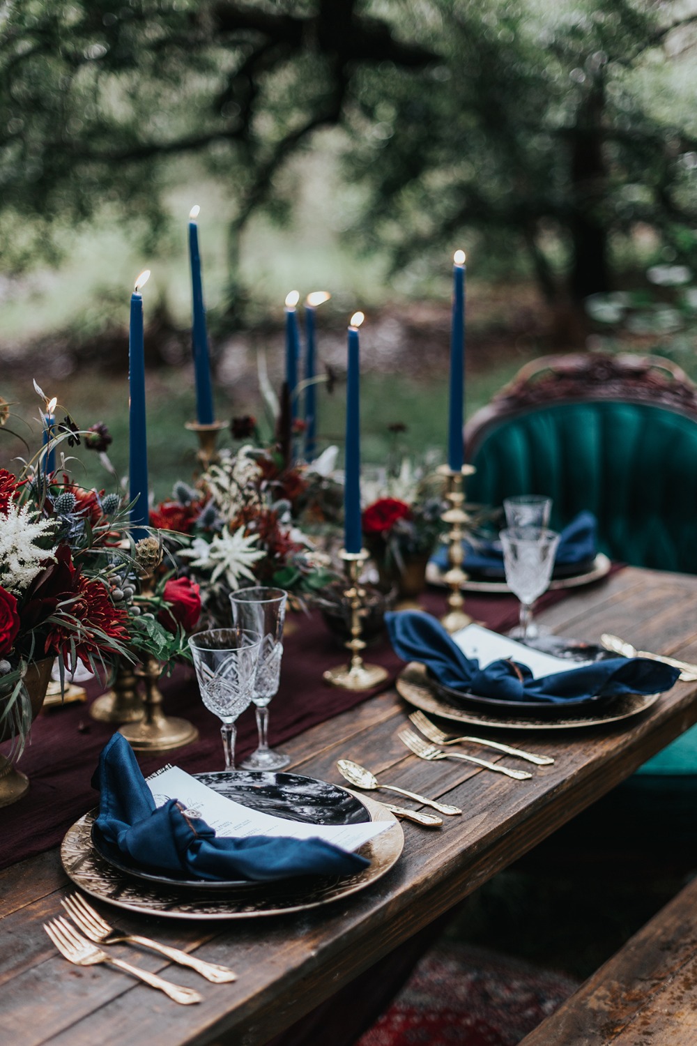dark romance wedding table