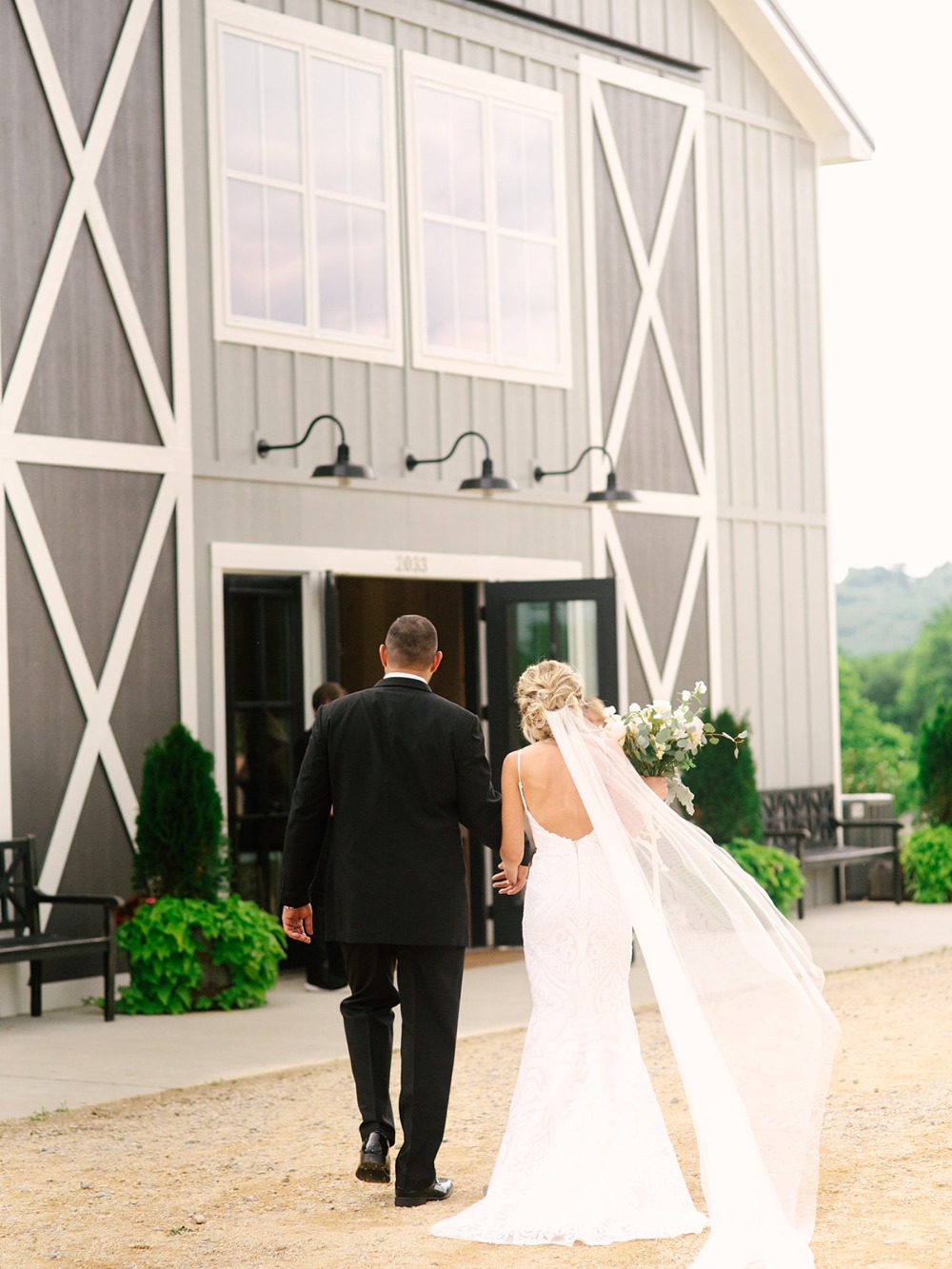 How To Have A Glam Garden Chic Wedding In A Barn