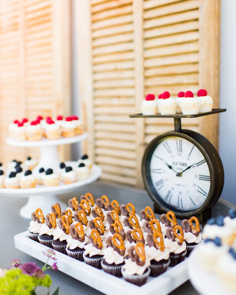 mini cupcake table for your wedding