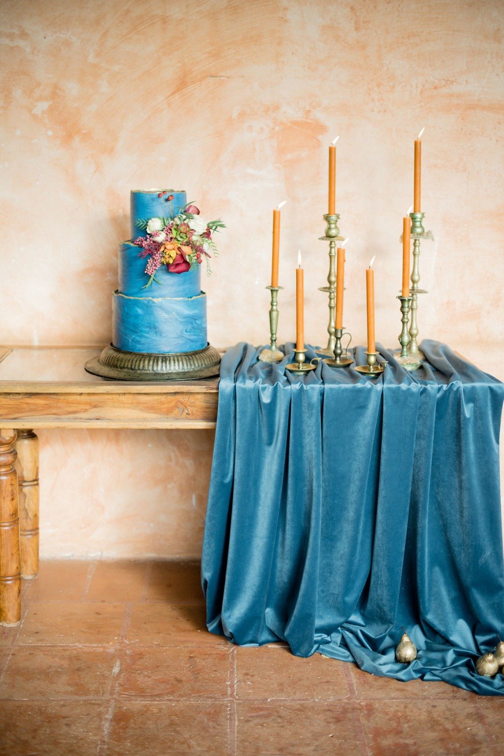 bright blue and gold cake table