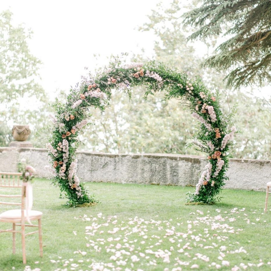 Outdoor floral circle ceremony inspiration - @loukiaarapian