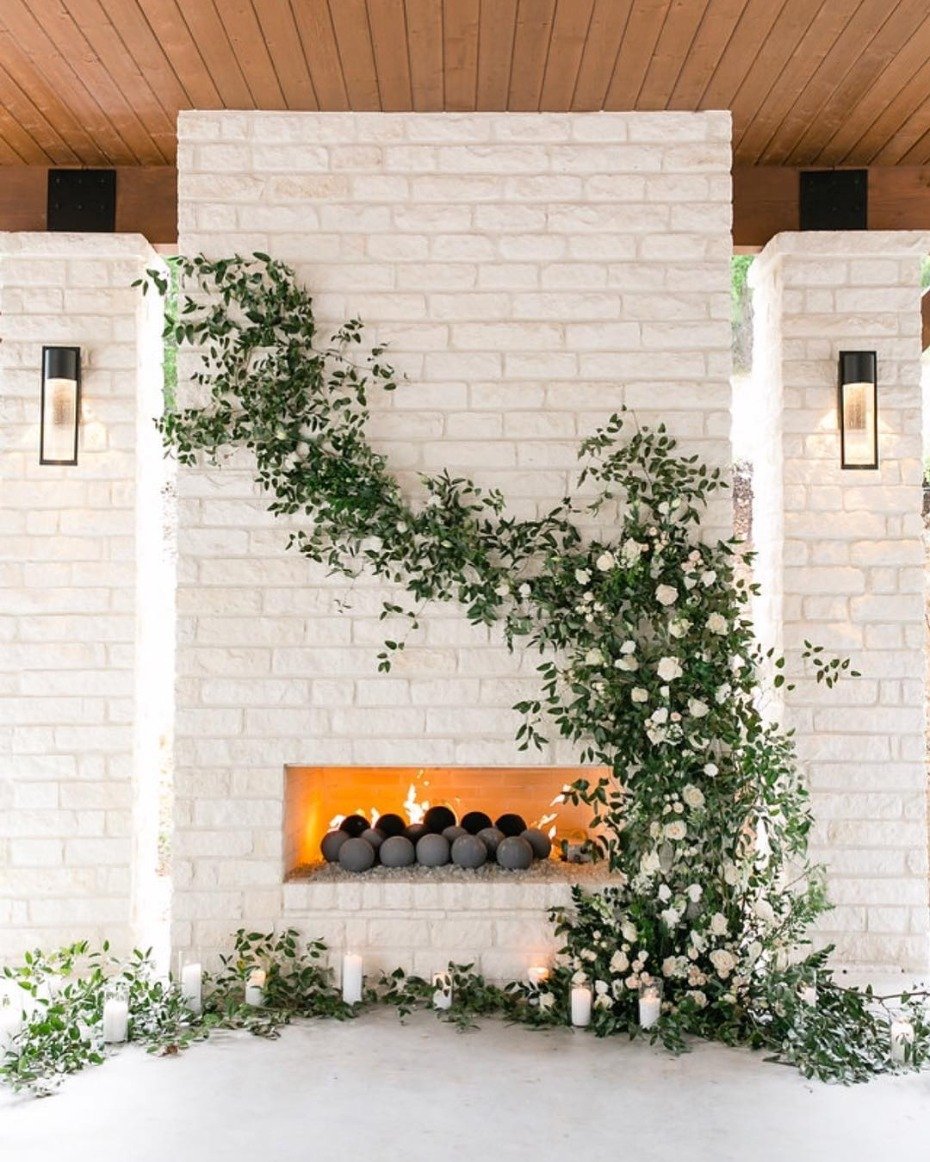 White brick face floral ceremony inspiration - @sweetlaurelevents