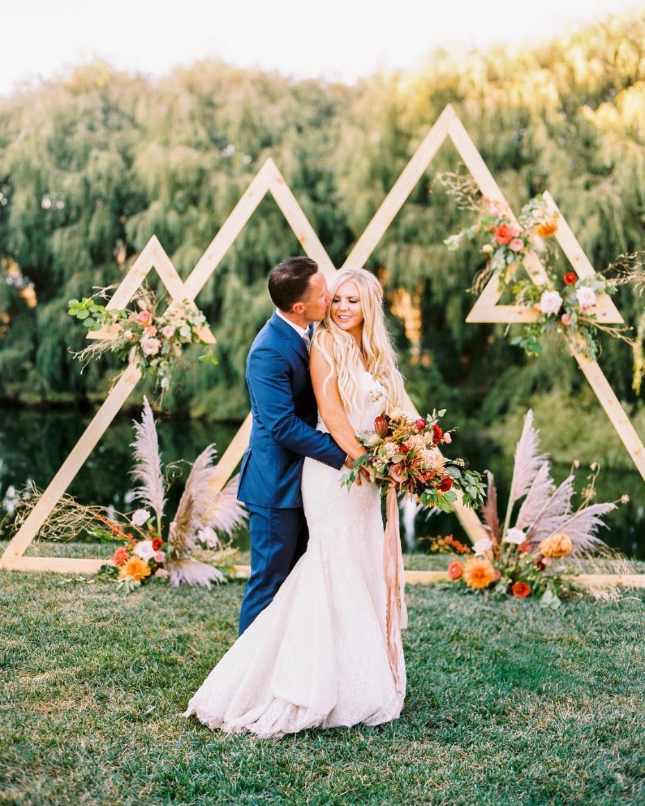 Outdoor triangle ceremony inspiration - @tlfloraltruck