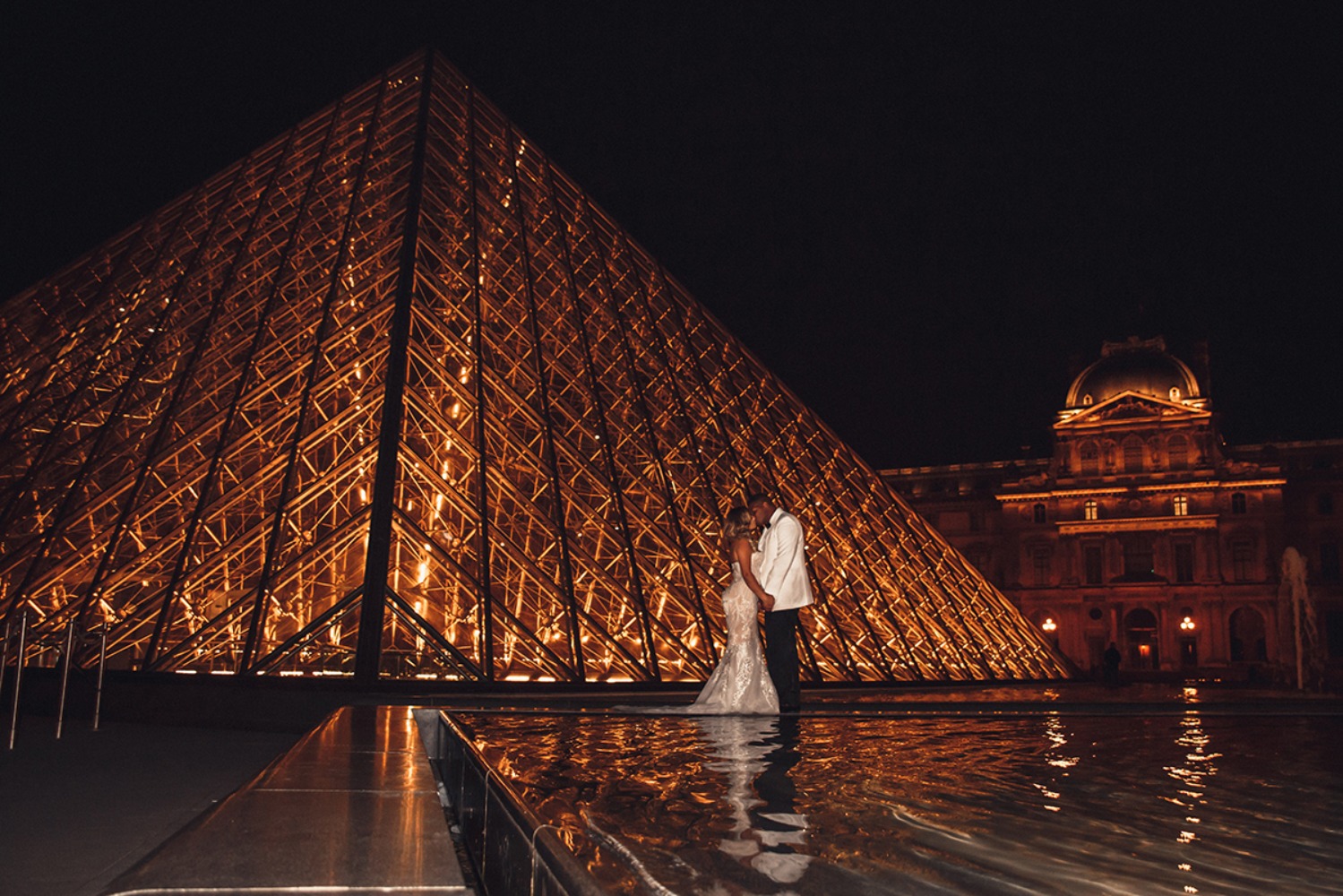 Wedding photo at the Louvre
