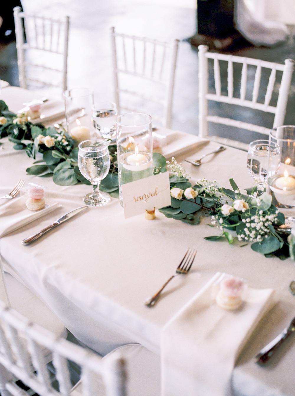 Chic and simple table decor