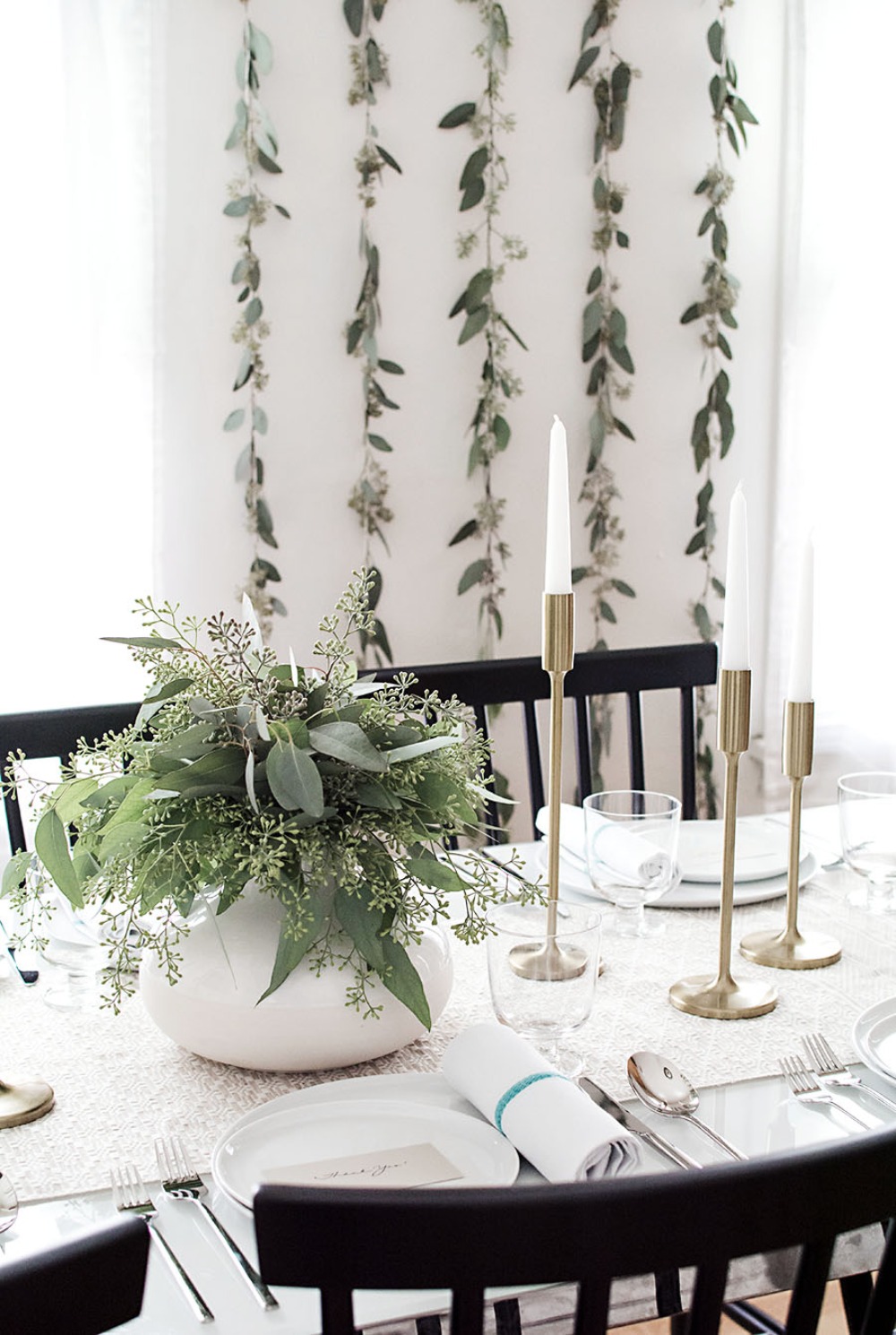 thanksgiving-table-with-seeded-eucalyptus