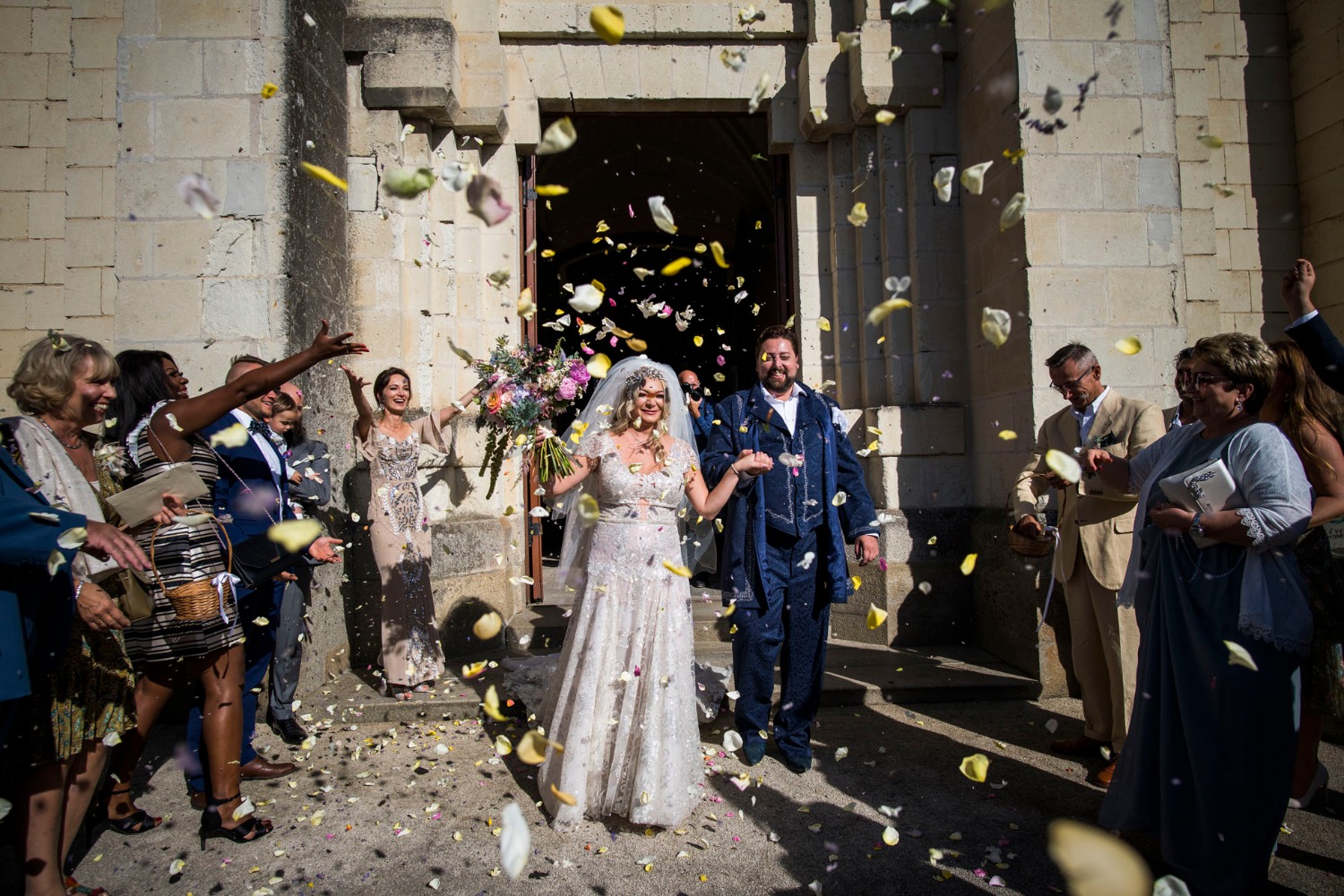 Just married confetti toss