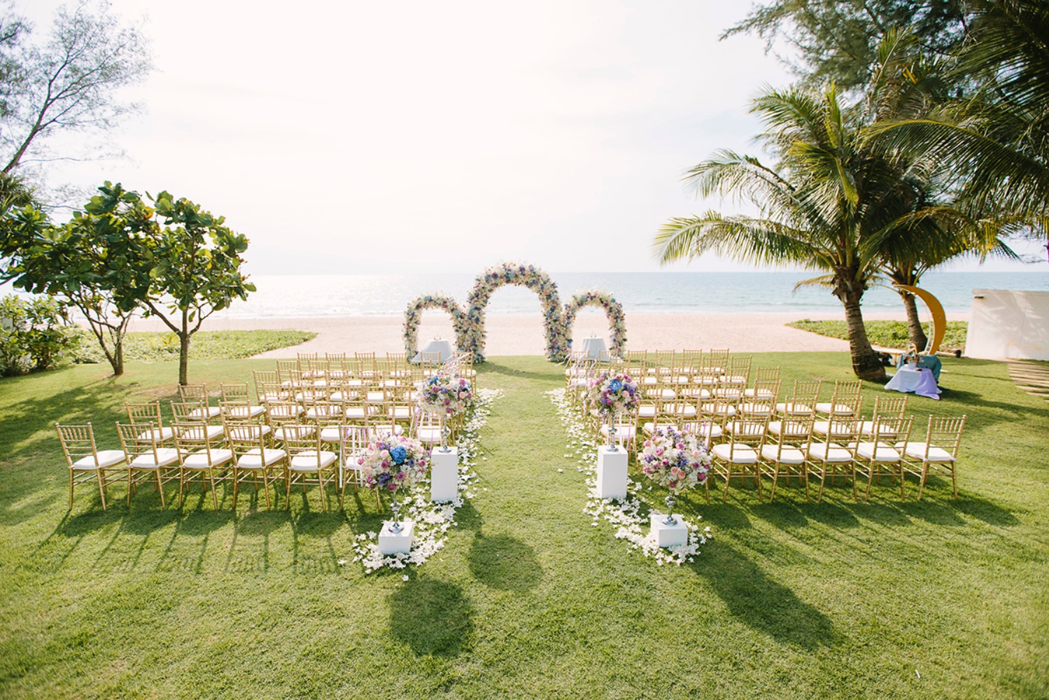 Beautiful double wedding by the beach in Phuket