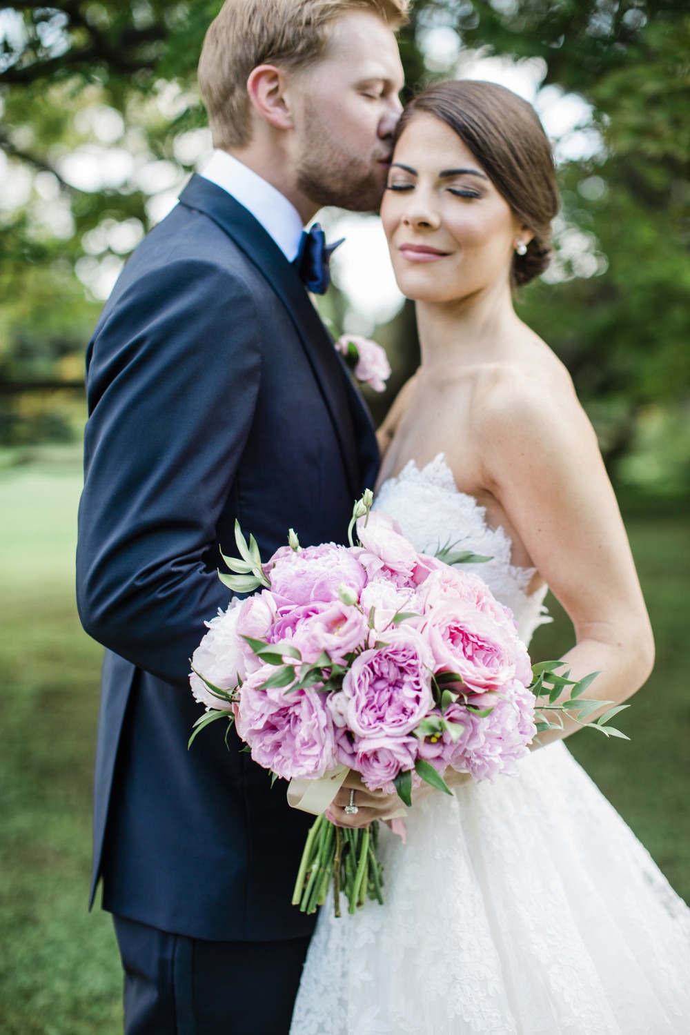 pink wedding bouquet and wedding kiss