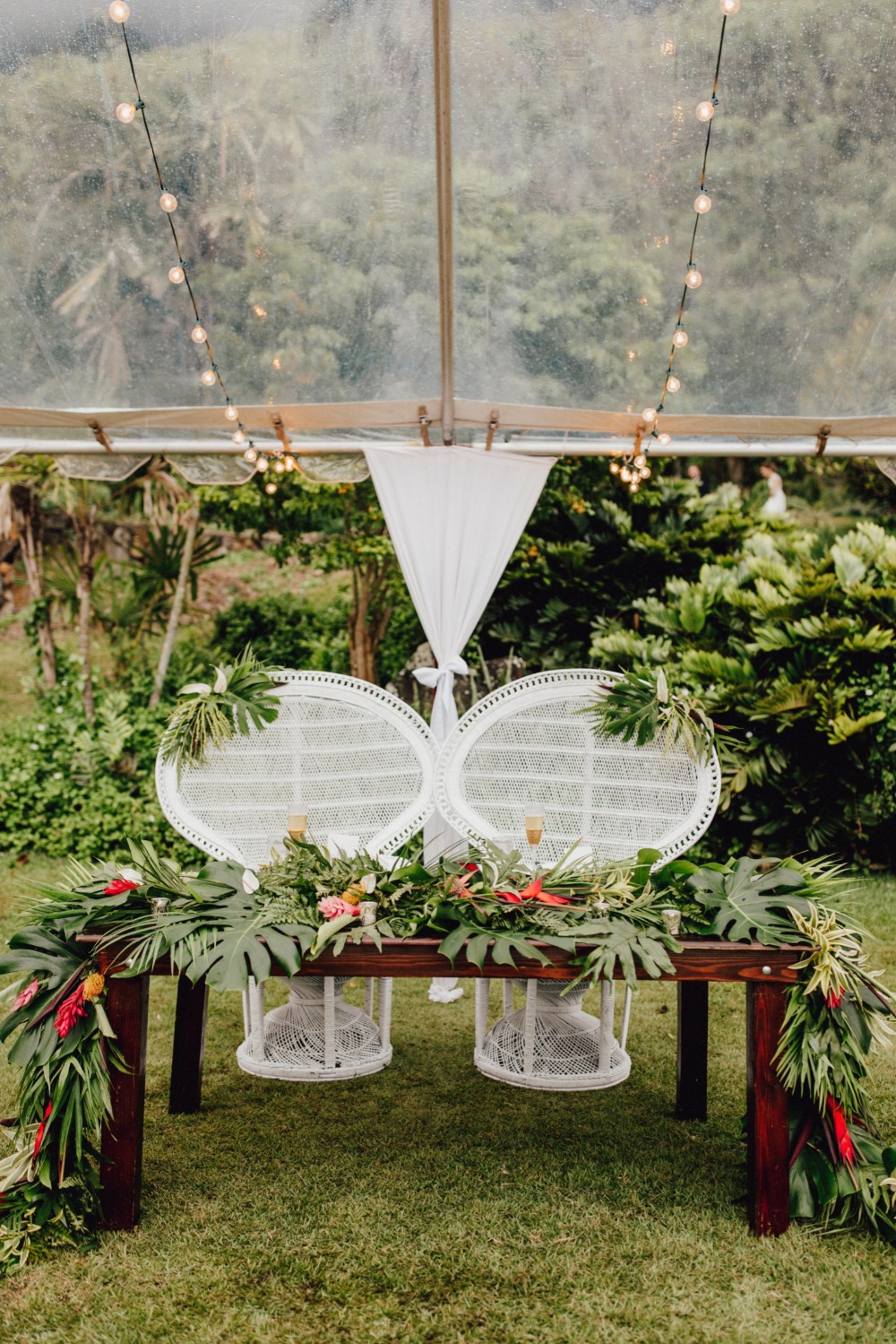 Tropical sweetheart table for a Hawaii wedding