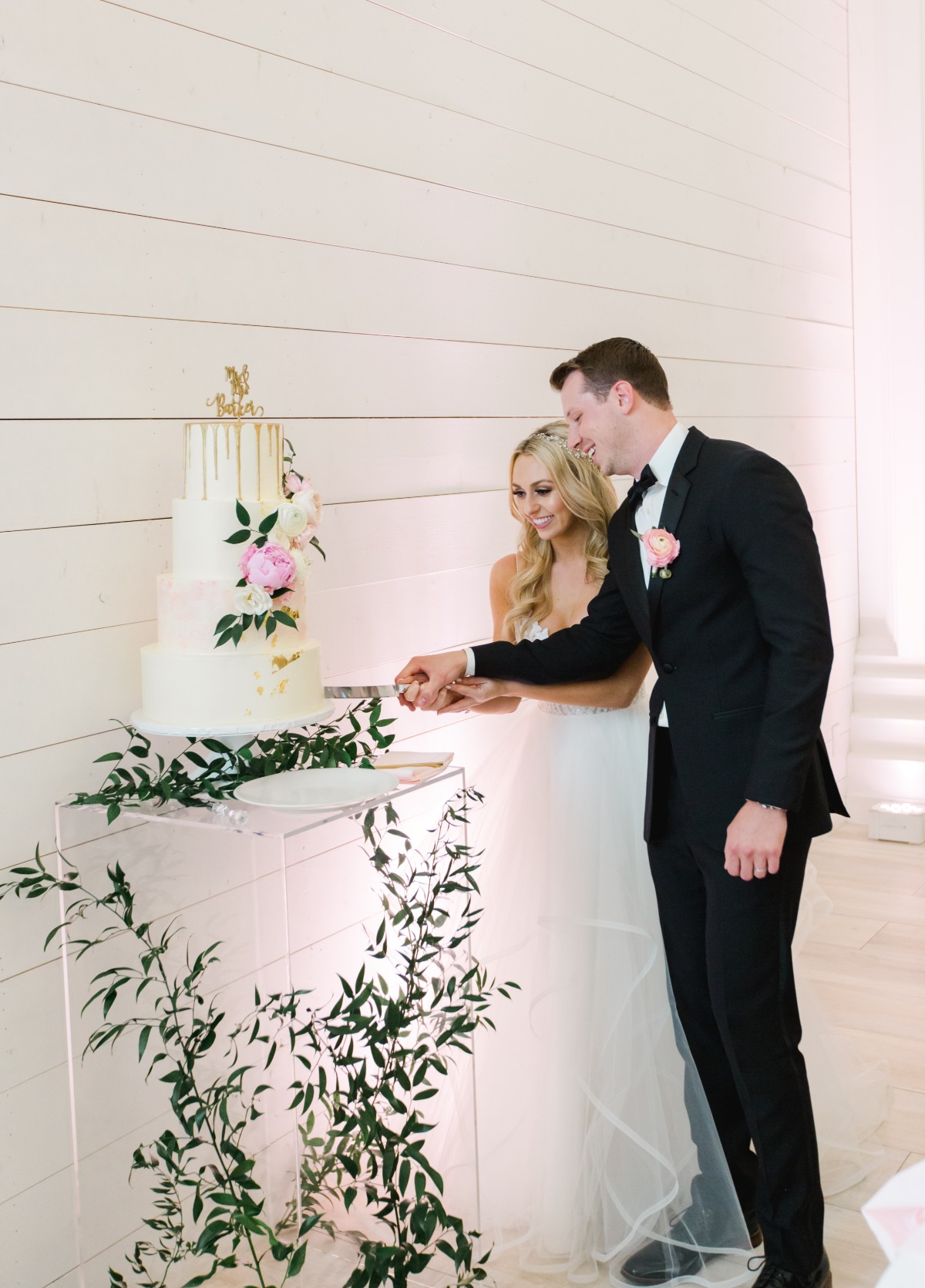 Bride and groom cutting the wedding cake at a lovely ceremony