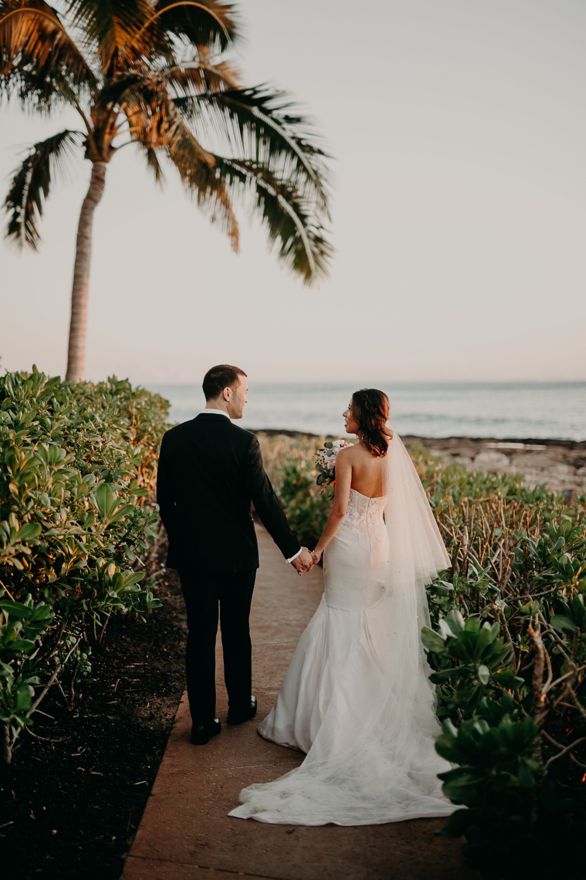 hawaii wedding couple