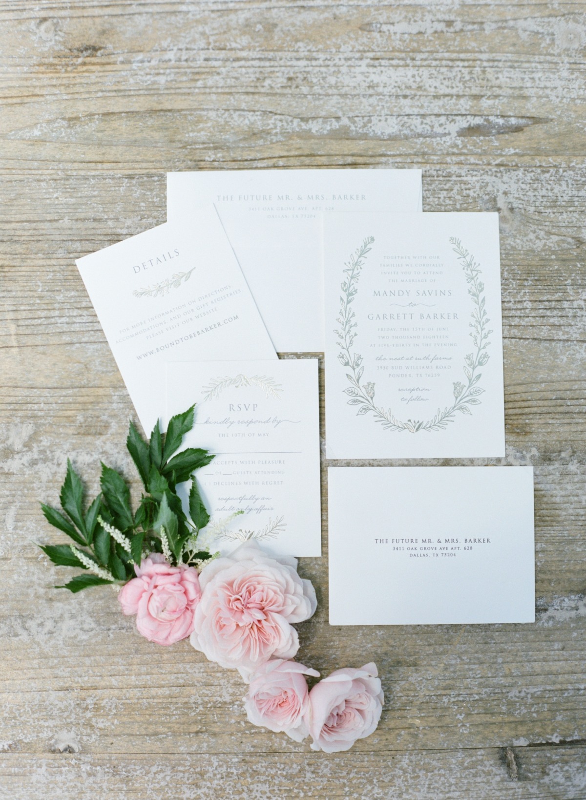 Elegant wedding invitations with pink roses and floral details
