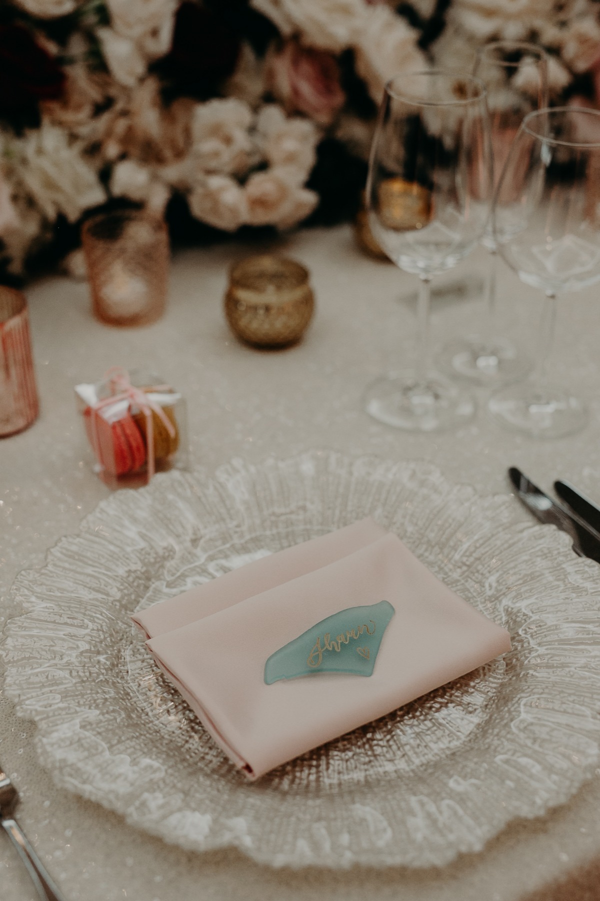 Elegant wedding table setting with flowers and place setting