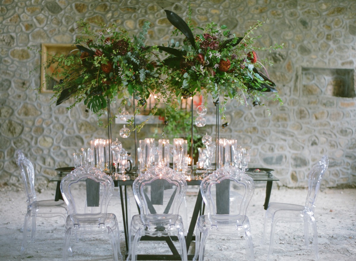 winter dramatic wedding table idea