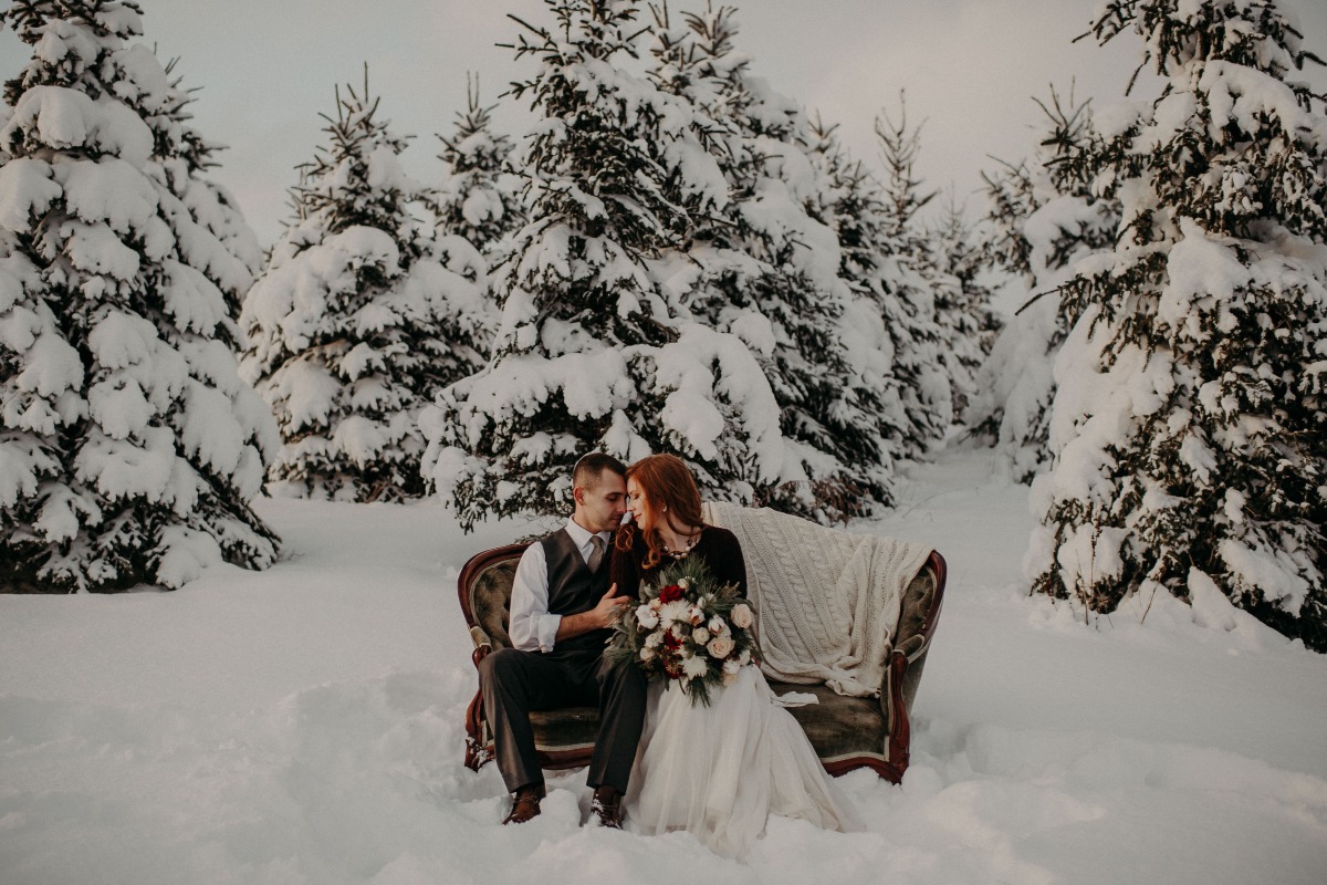 wedding couple in the snow