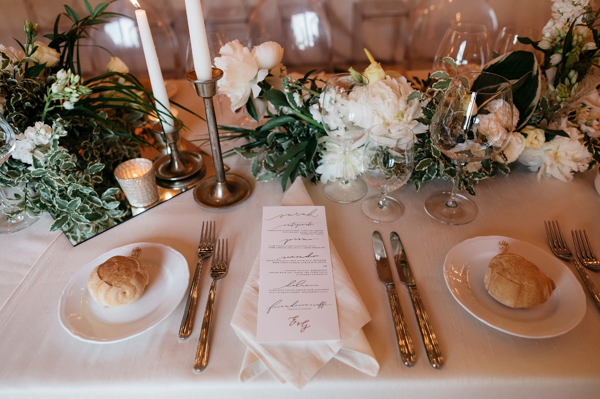 Simple and chic wedding tablescape