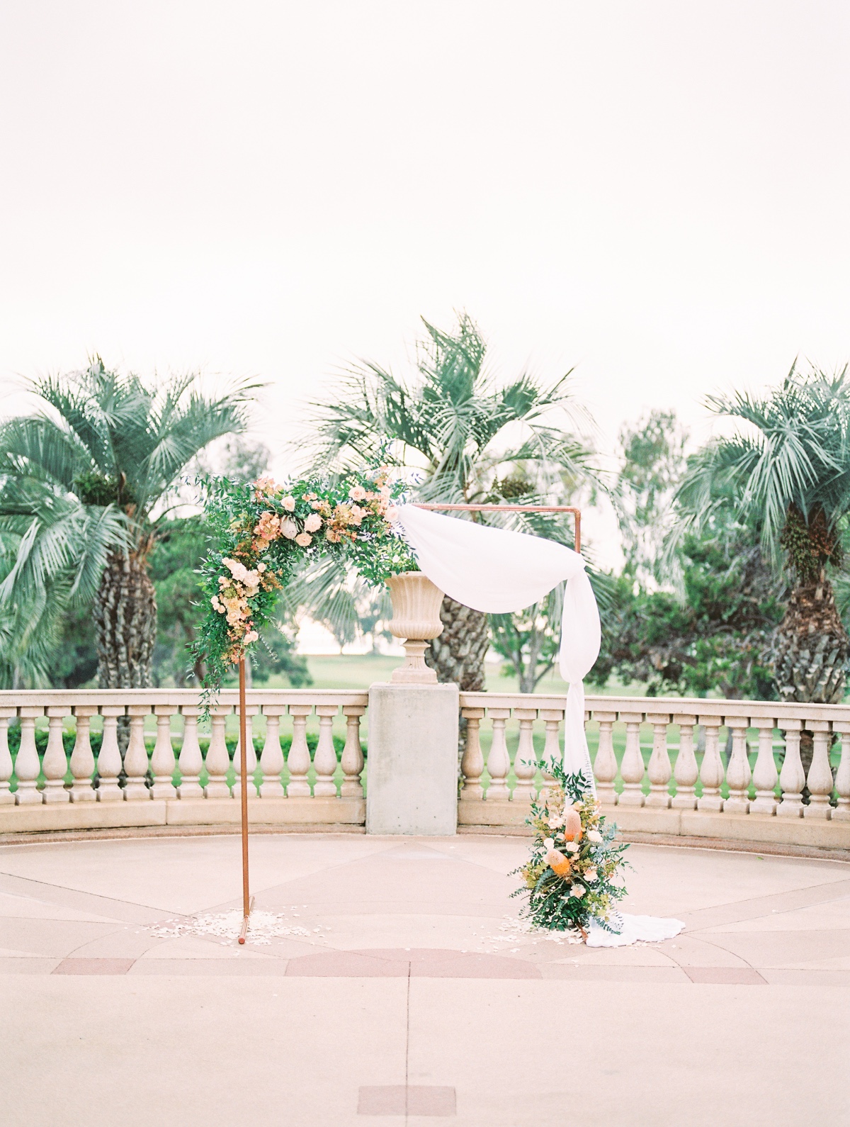 Copper ceremony backdrop with florals