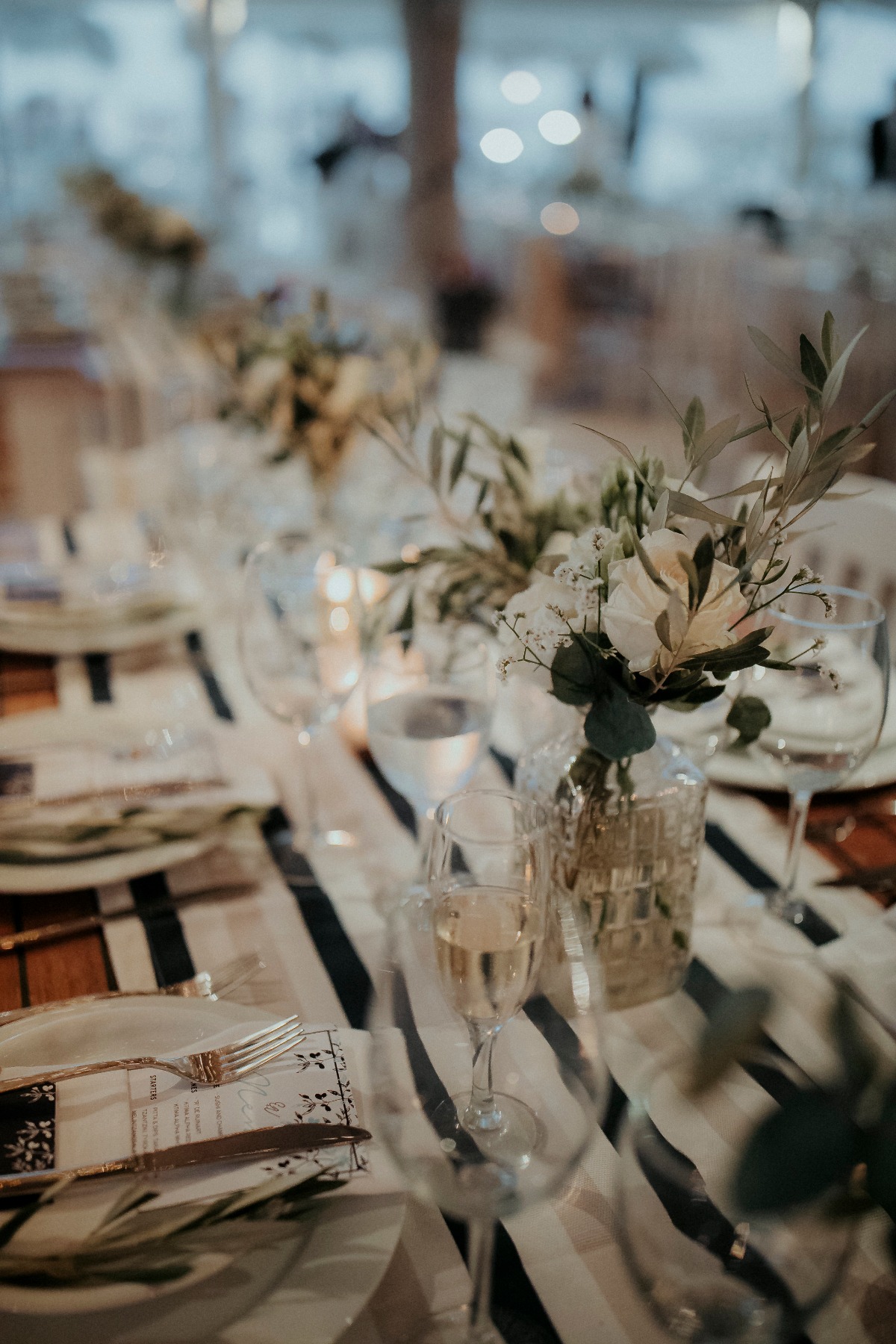 Elegant wedding table setting with flowers and wine