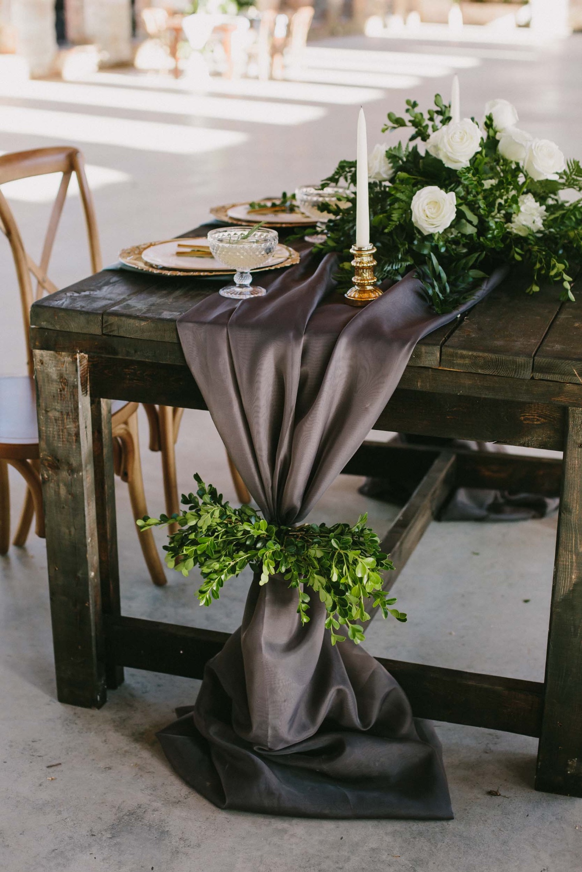 charcoal grey and gold sweetheart table
