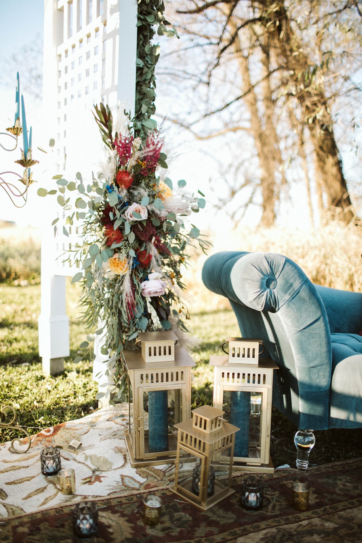 Elegant outdoor wedding decor with lanterns and flowers