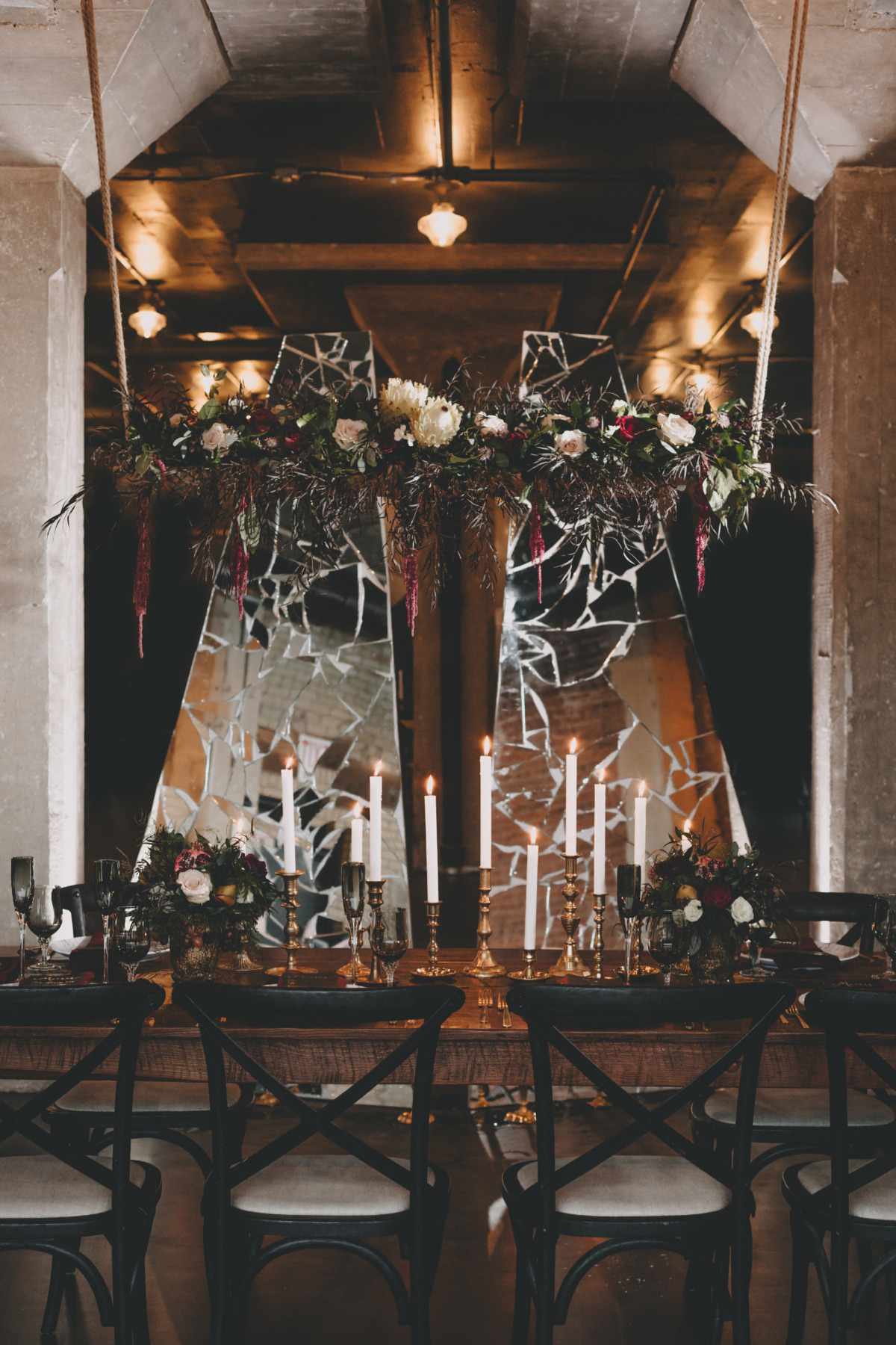dramatic and modern wedding decor ideas for your winter wedding