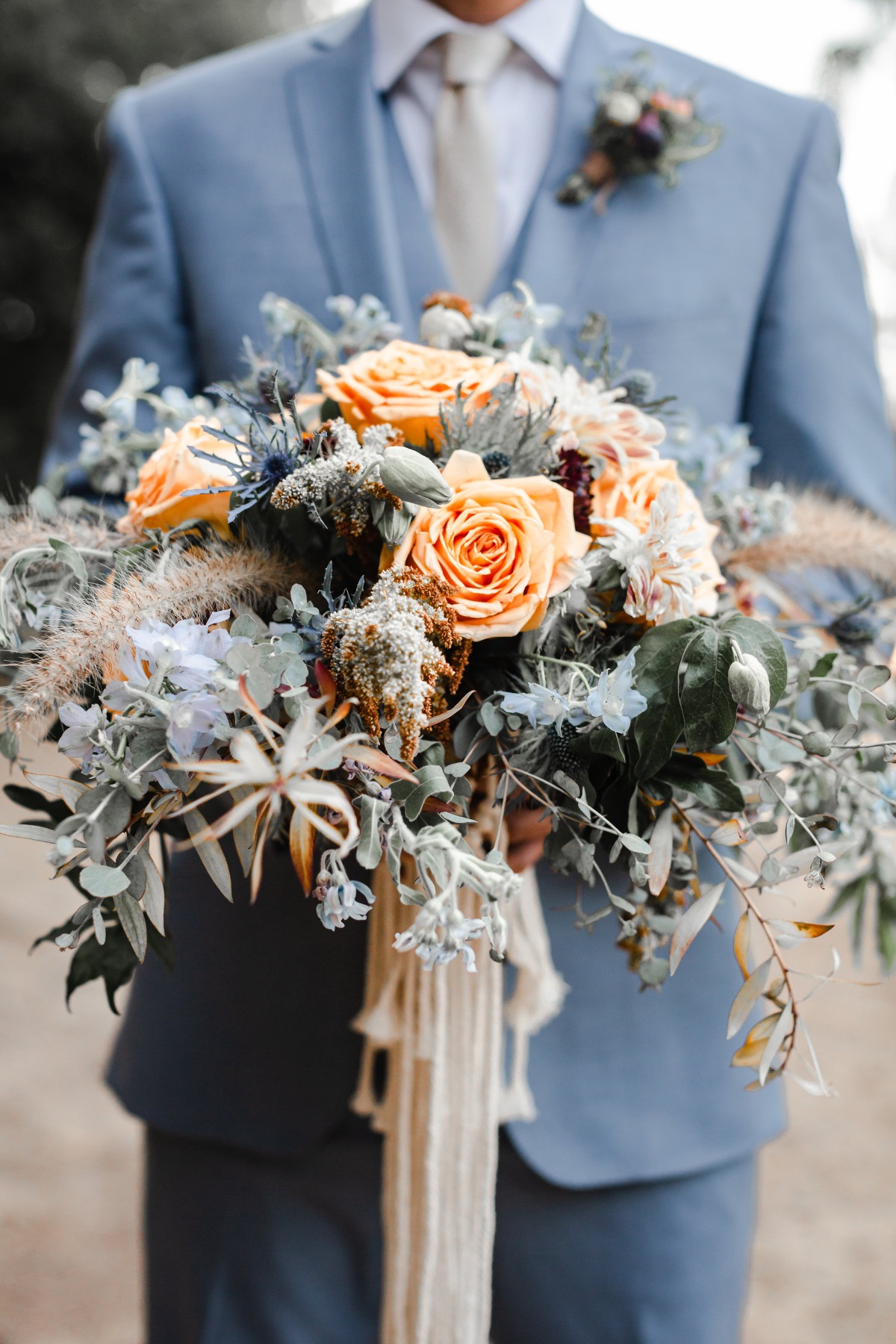 peach and blue wedding bouquet with macrame wrap