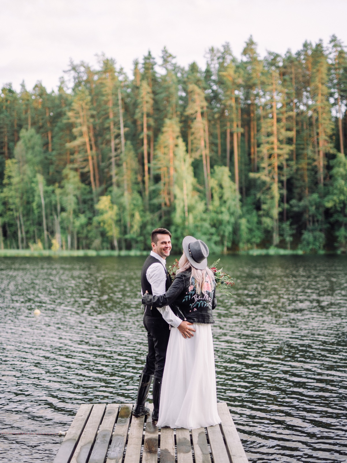 wedding couple in the forest