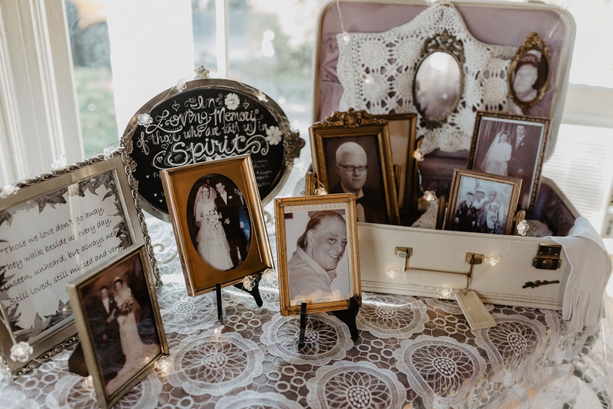 wedding family photo table