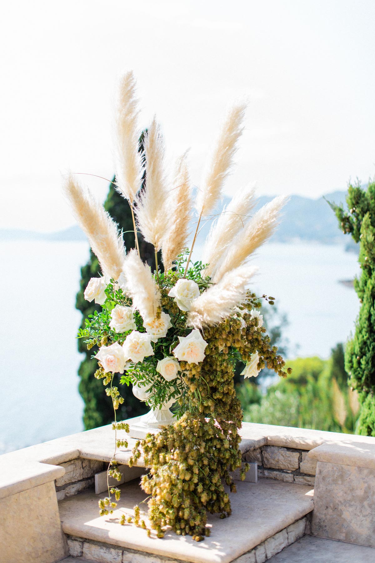 modern and chic wedding florals