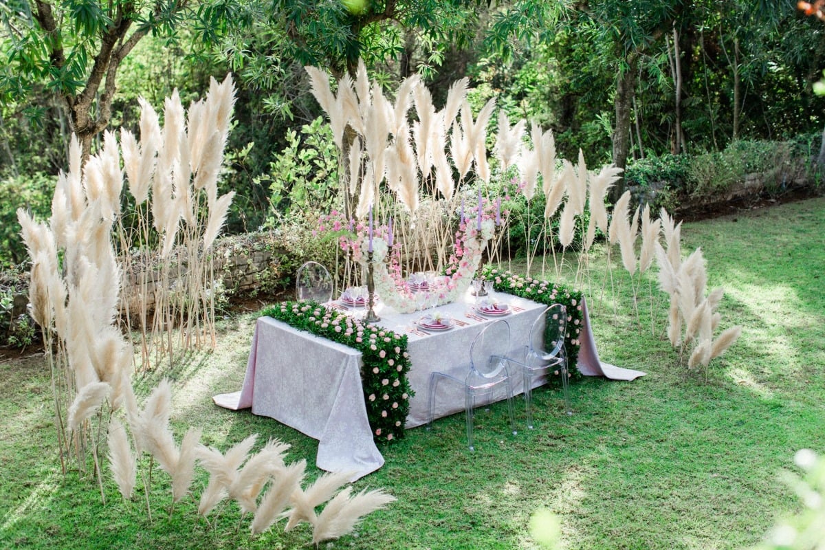 dramatic wedding table decor