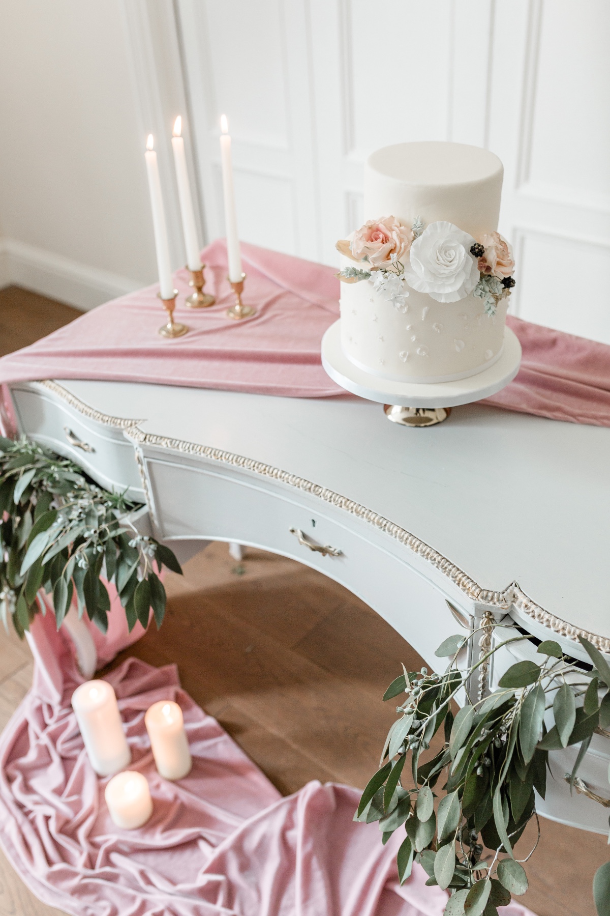 Chic wedding cake table