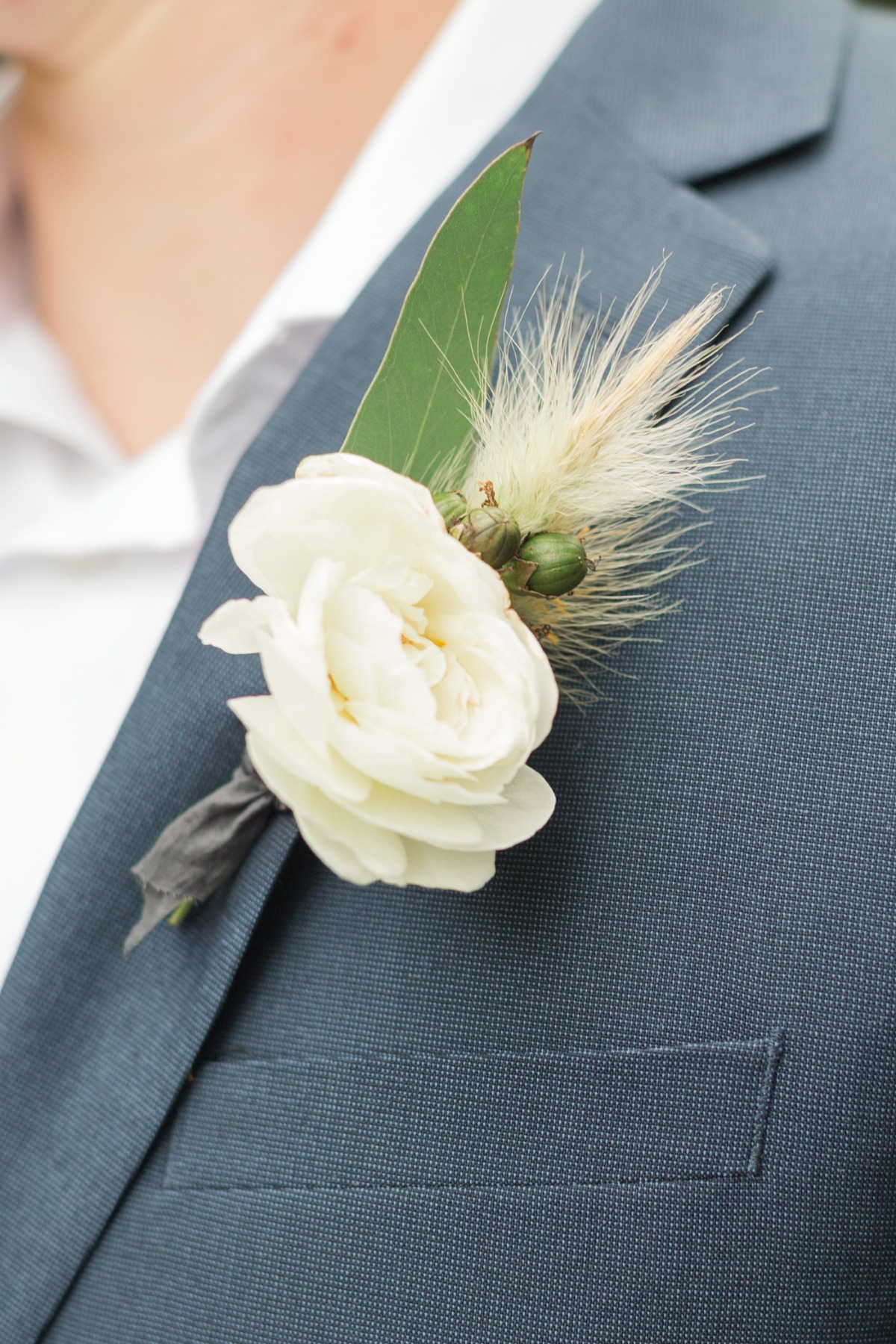 simple white flower boutonniere