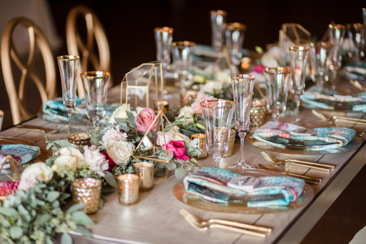 gold blue and pink wedding table decor
