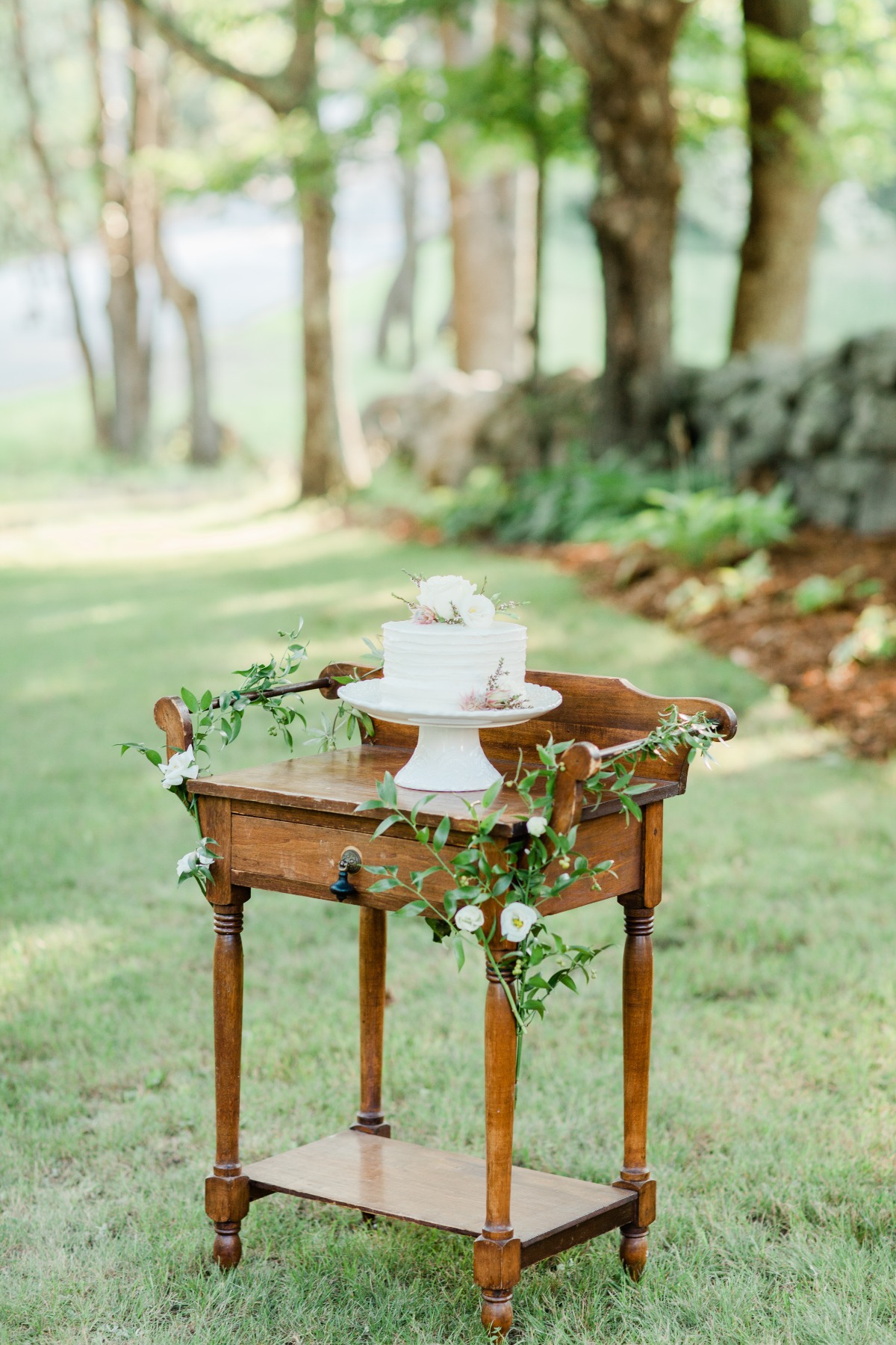 simple wedding cake table idea