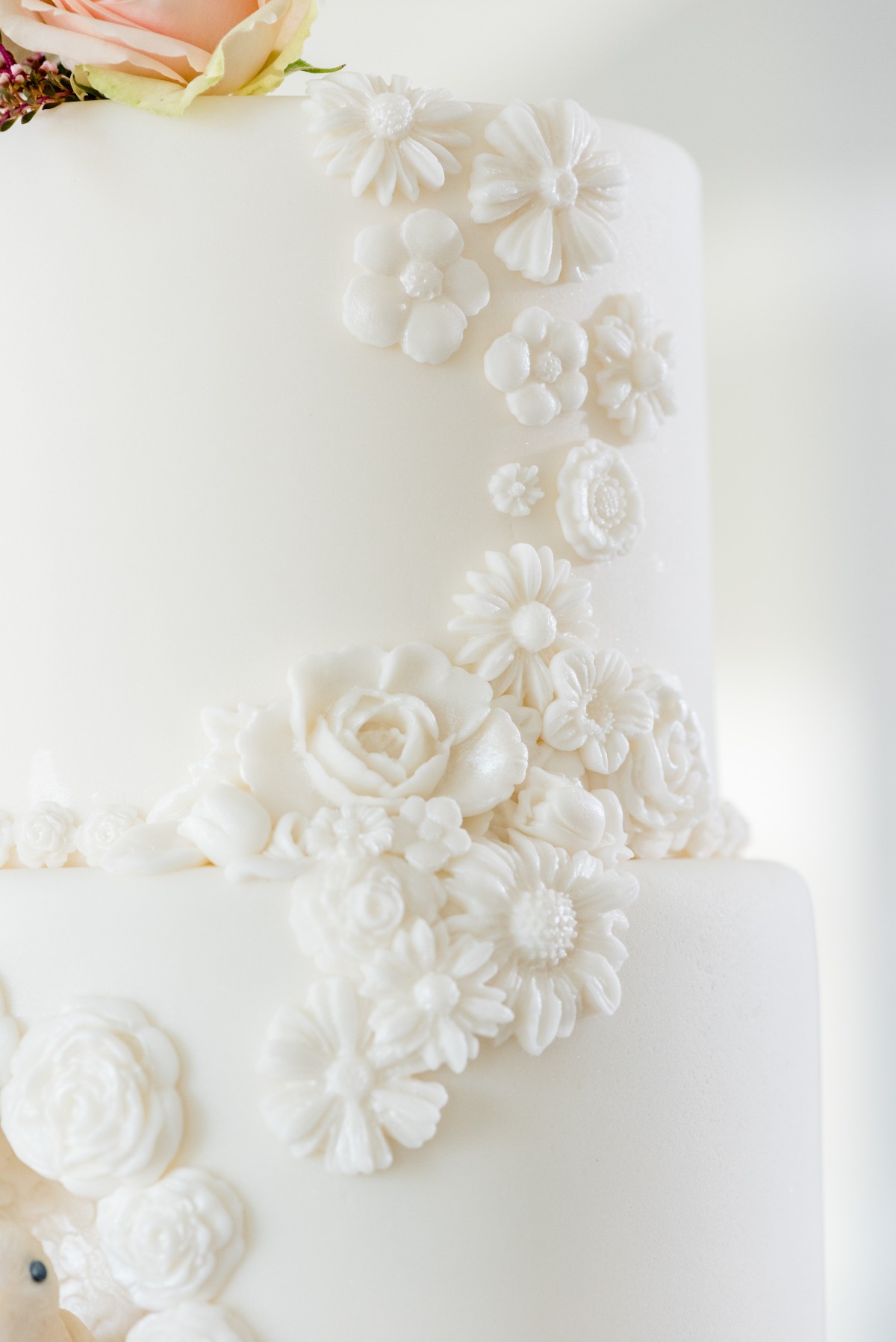 intricate white wedding cake decoration