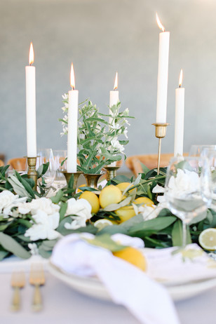 white yellow and gold wedding table decor